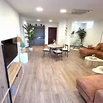 3br Gem, - 1gb Wi-fi Apartment *